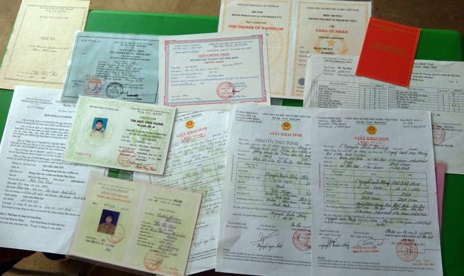 Hàng loạt giấy tờ của cô Hà Thị Huê - giáo viên trường mầm non Sơn Lai được đổi theo tên người khác. Ảnh: Minh Đức