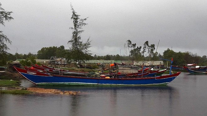 Tàu thuyền nằm bờ, ngư dân Lộc Vĩnh chờ hỗ trợ để tiếp tục vươn khơi.