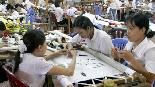Một lớp dạy nghề thêu truyền thống tại Hải Dương. Ảnh: Như Ý