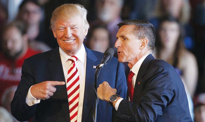 Ứng viên tổng thống Donald Trump nói đùa với tướng về hưu Michael Flynn (phải) hồi tháng 10/2016. Ảnh: Getty Images