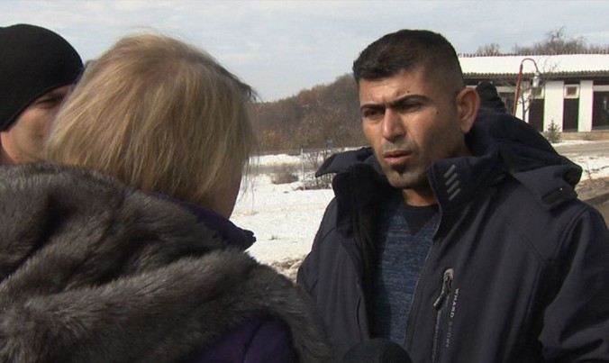 Azad Ali (phải) đang tố cáo một số cảnh sát Bulgaria tiếp tay cho bọn buôn người.