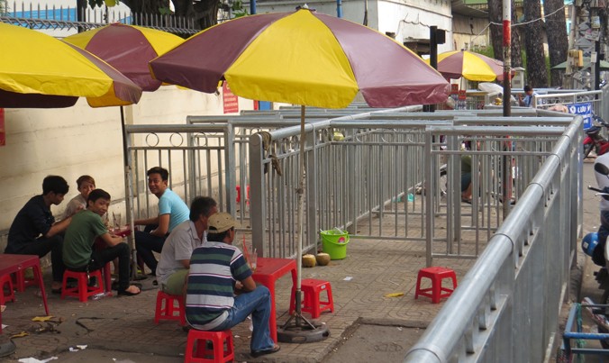 Quán cà phê mọc trong vỉa hè bị rào chắn