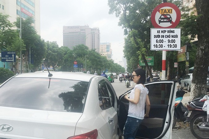 11 tuyến phố cấm taxi tại Hà Nội vừa được bổ sung biển cấm xe công nghệ dưới 9 chỗ.