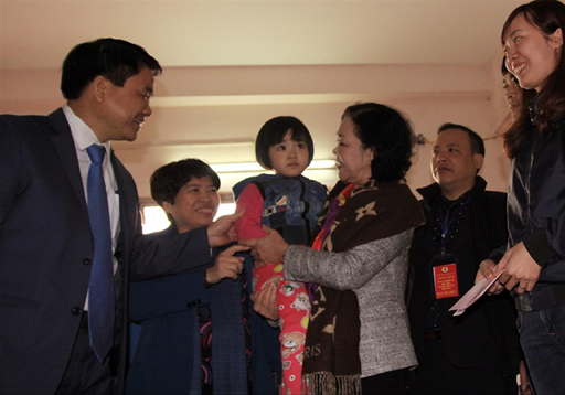 Bà Trương Thị Mai, Trưởng Ban Dân vận T.Ư và ông Nguyễn Đức Chung, Chủ tịch UBND thành phố Hà Nội thăm hỏi, động viên gia đình công nhân tại khu công nghiệp Bắc Thăng Long.