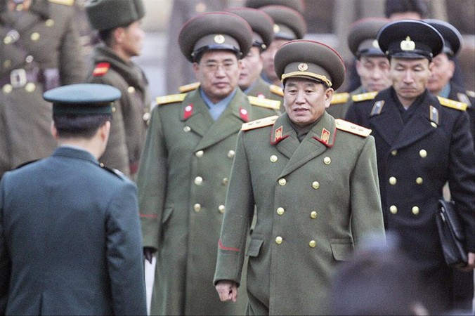 Ông Kim Yong-chol (đi đầu) trong chuyến thị sát làng đình chiến Ban Môn Điếm năm 2007. Ông dẫn đầu đoàn Triều Tiên dự lễ bế mạc Olympic Mùa đông ở Hàn Quốc. Ảnh: NYT.