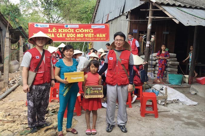 Tổ chức KoCun (Hàn Quốc) hỗ trợ nhà cho mẹ con chị Nguyễn Thị Thu Hà (ở giữa).