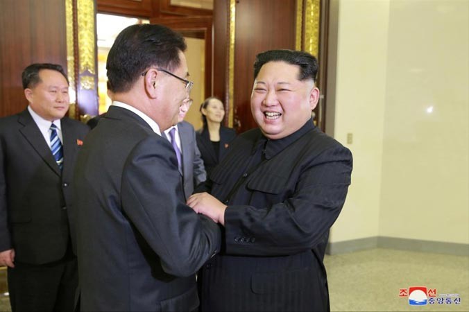 Nhà lãnh đạo Triều Tiên Kim Jong-un chào đón một thành viên phái đoàn của Tổng thống Hàn Quốc tại một cuộc ăn tối. Ảnh: KCNA.