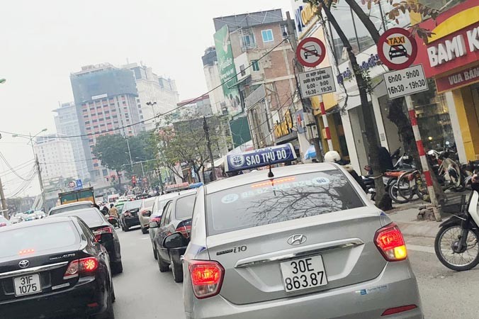 Cùng với cấm taxi, trên 11 tuyến phố trung tâm Hà Nội hiện có thêm biển cấm xe hợp đồng dưới 9 chỗ.