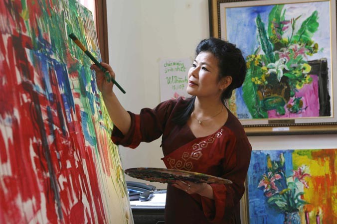 Nghệ sỹ Văn Dương Thành đang sáng tác.