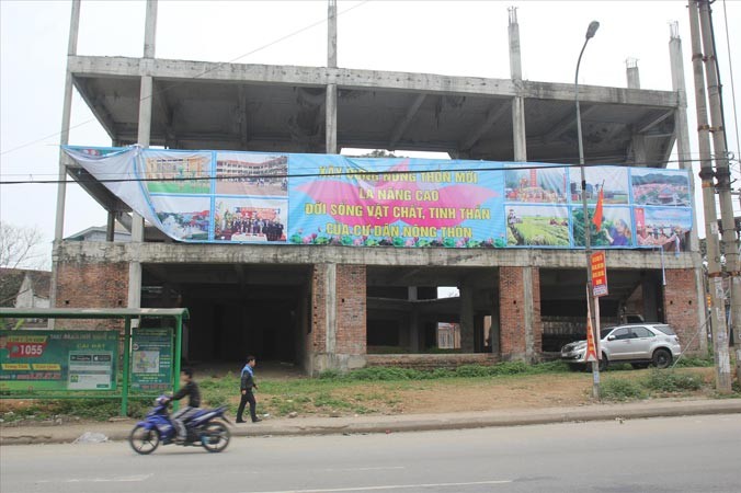 Công trình Nam Đàn Plaza tiêu tốn tiền tỷ bỏ hoang nhiều năm tại trung tâm thị trấn Nam Đàn.