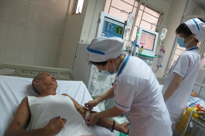 Cựu trí thức trẻ Đỗ Mạnh Sơn chạy thận nhân tạo ở bệnh viện.
