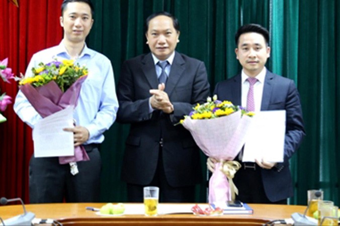  Chánh Văn phòng BCĐ 389 Quốc gia Đàm Thanh Thế (giữa) trao quyết định cho ông Vũ Hùng Sơn (phải)​. Ảnh: BCĐ 389.