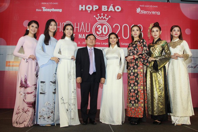 BTC chụp hình với các Hoa hậu, Á hậu cuộc thi Hoa hậu Việt Nam 2014 và 2016.