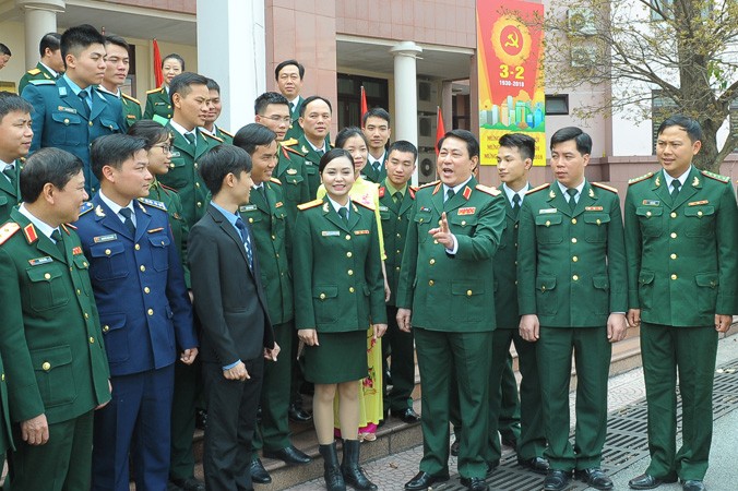 Thượng tướng Lương Cường trao đổi với các gương mặt trẻ tiêu biểu toàn quân năm 2017. Ảnh: Xuân Tùng.
