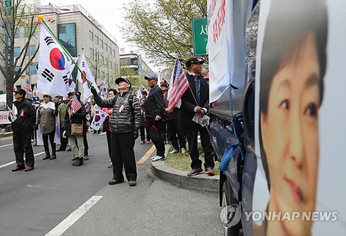 Một số người ủng hộ bà Park Geun-hye biểu tình bên ngoài tòa án đòi thả bà. Ảnh: Yonhap.