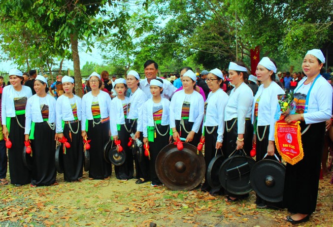Đội chiêng 3 thế hệ ở thôn 1, xã Hòa Thắng.