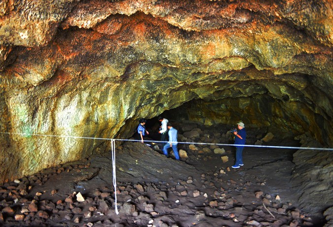 Phóng viên cùng các nhà khảo cổ dưới hang động núi lửa.