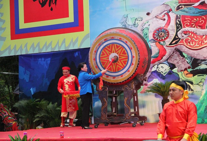 Chủ tịch Quốc hội Nguyễn Thị Kim Ngân đánh trống khai hội Lễ hội Bà Triệu năm 2018.