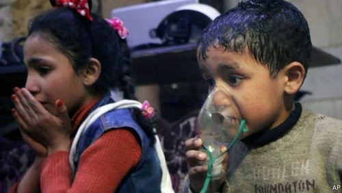 Hình ảnh em bé sau vụ tấn công bằng vũ khí hóa học. Ảnh: The Economist.
