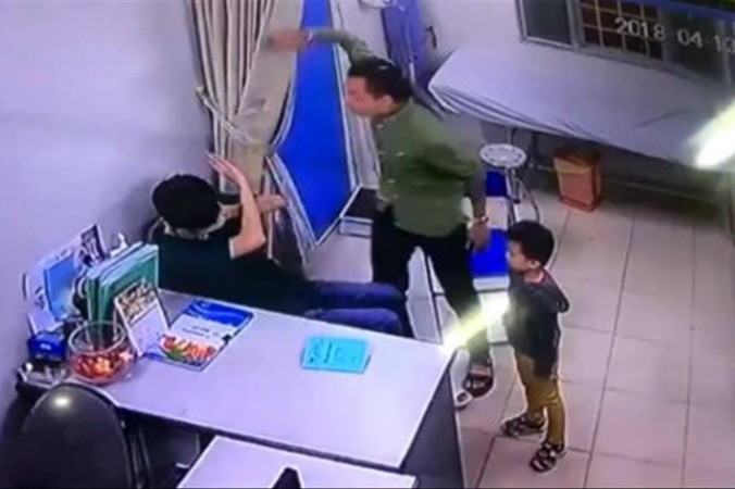 Cảnh hành hung bác sĩ tại BV Xanh Pôn, Hà Nội. Ảnh cắt từ clip.
