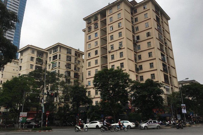 Nhiều chung cư tái định cư ở Hà Nội đang xuống cấp trầm trọng, nhưng có nhiều rào cản gây khó khăn cho việc quản lý, điều hành. Ảnh: Trường Phong.