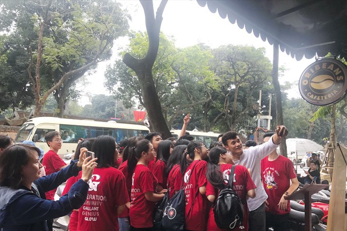 Thủ môn Bùi Tiến Dũng selfie chiều lòng các fan trẻ trong một lần xuất hiện ở Hà Nội. Ảnh: V.X