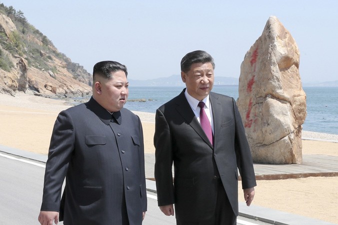 Nhà lãnh đạo Triều Tiên Kim Jong-un (trái) và Chủ tịch Trung Quốc Tập Cận Bình tại Đại Liên. Ảnh: Xinhua.