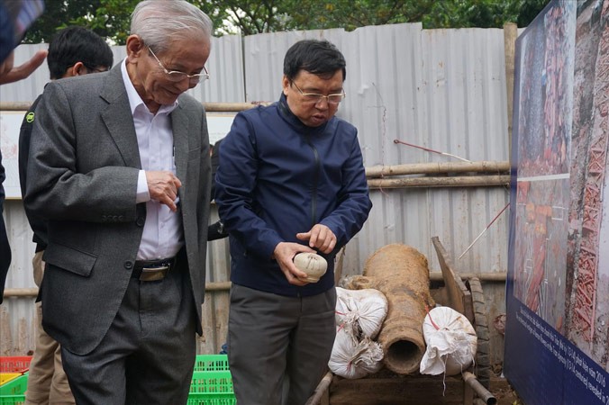 GS Phan Huy Lê trong cuộc báo cáo kết quả khai quật điện Kính Thiên hồi tháng 4/2018. Ảnh:Toan Toan.