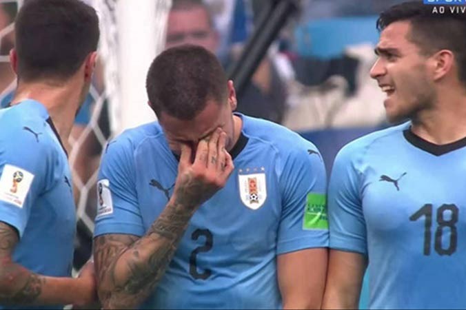 Cầu thủ Uruguay khóc khi bị loại.