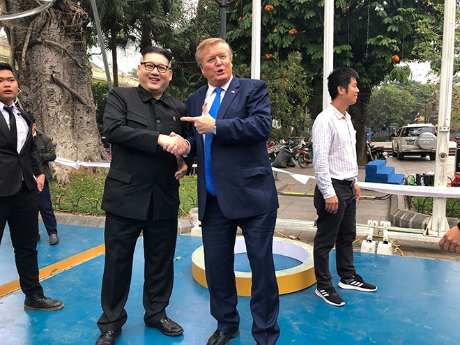 Bản sao của ông Kim – Trump và “cú bắt tay lịch sử” trước tượng đài Lý Thái Tổ. Ảnh: L.A