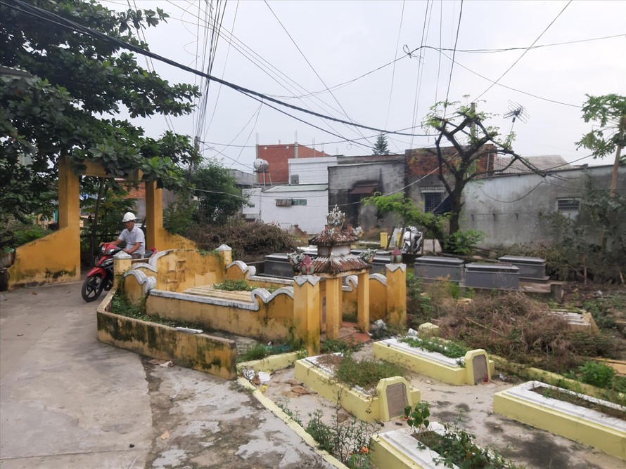 Hàng ngàn ngôi mộ xen lẫn khu dân cư tại phường Hòa Khánh Nam (Liên Chiểu, Đà Nẵng) Ảnh: Nguyễn Thành 