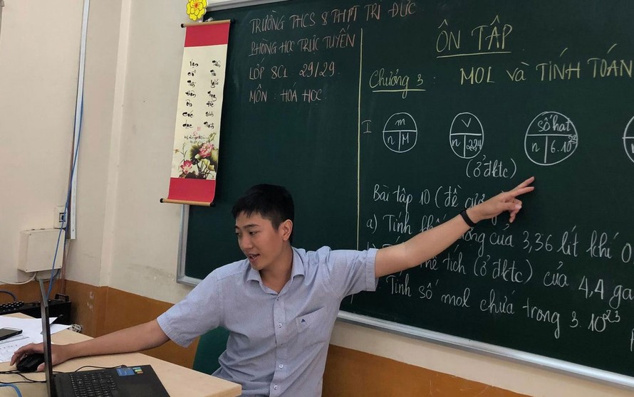 Các trường tích cực dạy trực tuyến cho học sinh 