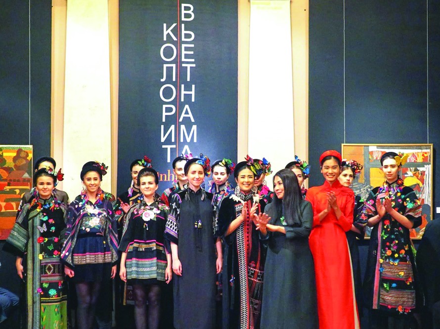 Minh Hạnh cùng các người mẫu Việt và Nga trong trong sô diễn tại Bảo tàng Phương Đông, Mátxcơva, nước Nga 6/2019