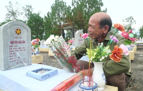 Ông Nguyễn Duy Tân bên bia mộ khắc tên mình ở Nghĩa trang LSQG Đường 9