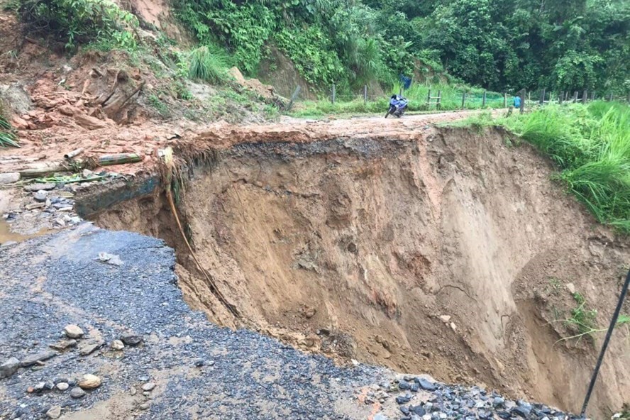 Đợi mưa lũ đầu tháng 7 khiến nhiều tuyến đường giao thông ở Lào Cai bị hư hỏng nặng