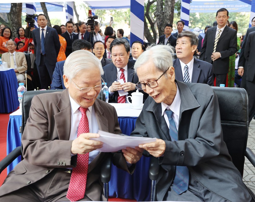 Tổng Bí thư, Chủ tịch nước Nguyễn Phú Trọng gặp lại thầy giáo chủ nhiệm tại lễ kỷ niệm. Ảnh: Trí Dũng