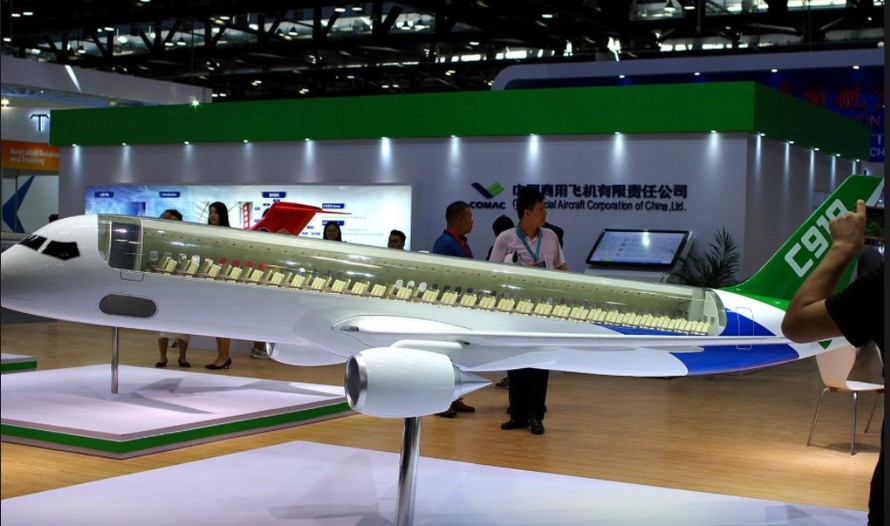 Mô hình máy bay chở khách C919 của COMAC được trưng bày tại hội chợ hàng không ở Bắc Kinh tháng 9/2017. Ảnh: REUTERS