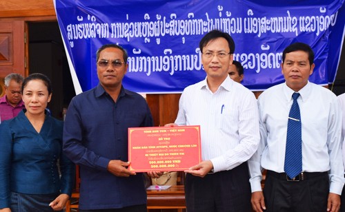 Ông Lại Xuân Lâm đại diện tỉnh Kon Tum trao quà hỗ trợ cho tỉnh Attapư-Lào