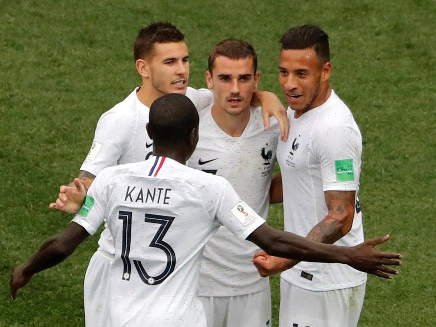 Lucas Hernandez (bìa trái) trong màu áo ĐT Pháp