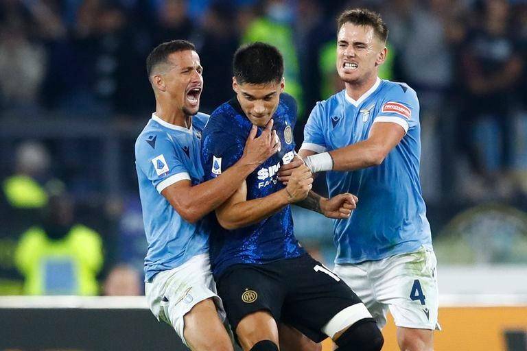 Ngôi sao Lazio dính thẻ đỏ vì ăn mừng trên đầu đối thủ