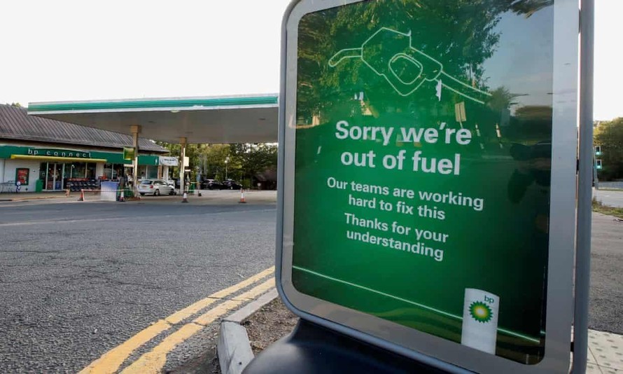 Hàng loạt cửa hàng xăng dầu tại Anh đã buộc phải đóng cửa do cạn kiệt nguồn cung. Ảnh minh họa: Reuters.