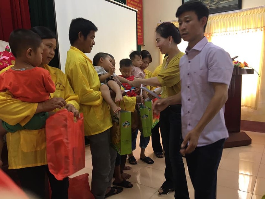 CLB tặng quà tại BV Phục Hồi chức Năng tỉnh Ninh Bình ngày 01/6/2018