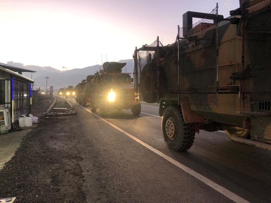 Hàng đoàn xe quân sự Thổ Nhĩ Kỳ nối đuôi nhau với chung điểm đến là nước láng giềng Syria còn nhiều bất ổn