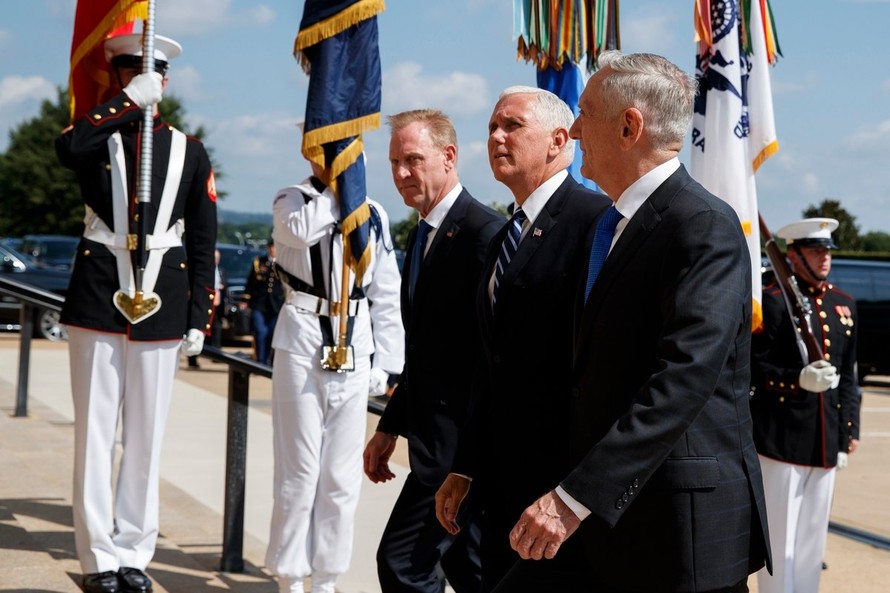 Thứ trưởng Quốc phòng Mỹ Patrick Shanahan (trái) sẽ kế nhiệm cựu Bộ trưởng Quốc phòng James Mattis (phải)