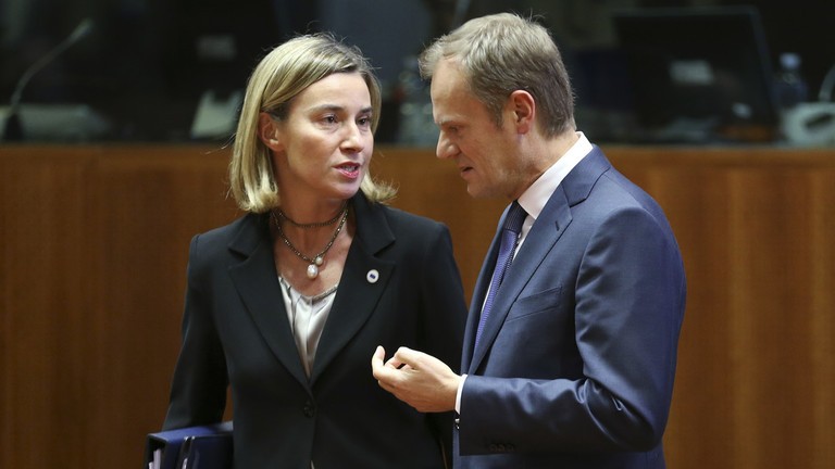 Đại diện cao cấp về chính sách đối ngoại của châu Âu Federica Mogherini (trái), và Chủ tịch Hội đồng châu Âu Donald Tusk (Ảnh: Reuters)