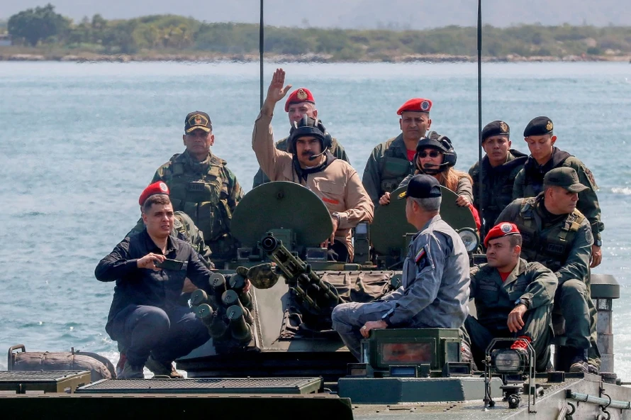 Tổng thống Venezuela Nicolas Maduro trên chiếc xe tăng cùng các binh sĩ