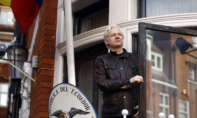Ông Julian Assange xuất hiện trong tòa Đại sứ quán Ecuador tại Anh