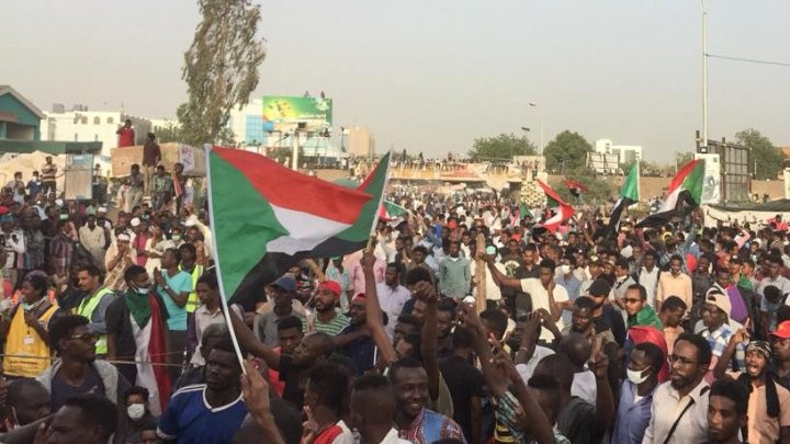 Người biểu tình Sudan trước trụ sở Bộ Quốc phòng tại thủ đô Khartoum