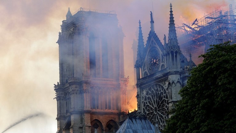 Phần mái của Nhà thờ Đức Bà Paris không còn nguyên vẹn sau vụ cháy