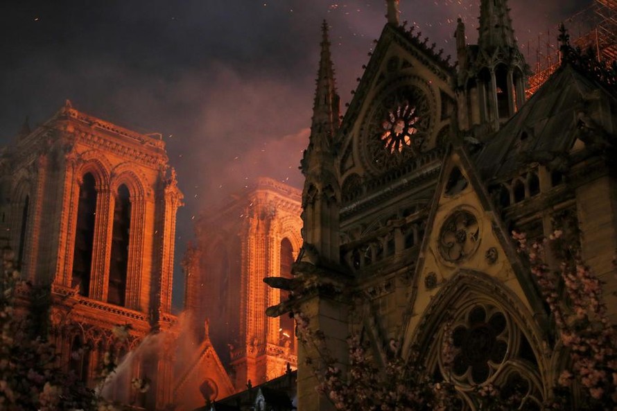 Vụ cháy Nhà thờ Đức Bà Paris gây bàng hoàng cho cả nước Pháp và thế giới, khiến giới chức nước này ngay lập tức phải dành sự ưu tiên số một để giải quyết